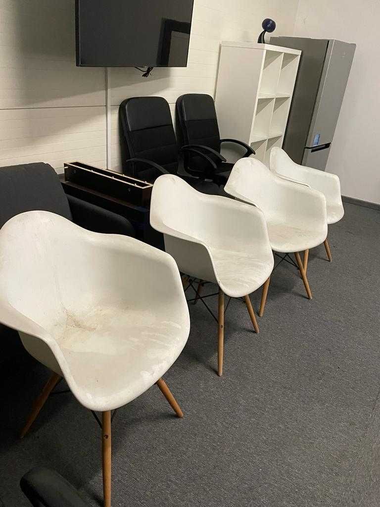 4 krzesła biurowe lub do salonu.