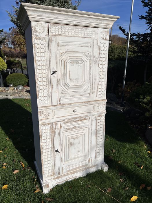 Stara drewniana szafa komoda