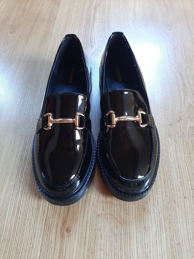 Czarne lakierki loafersy ze złotą ozdobą