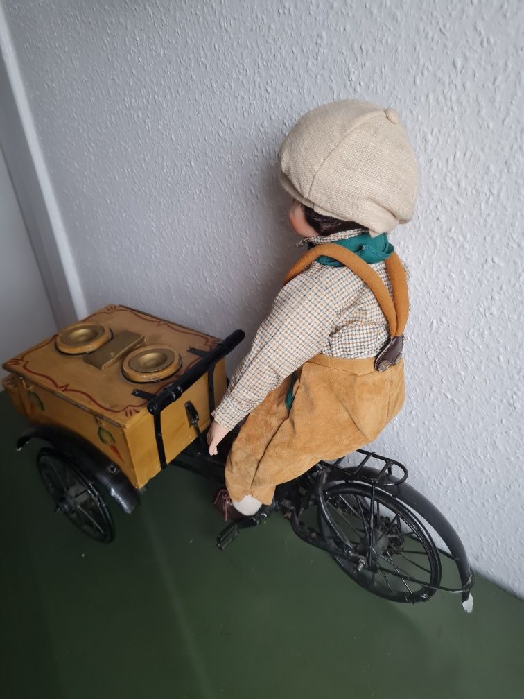 Stary rowerek do lodów z lalką - vintage