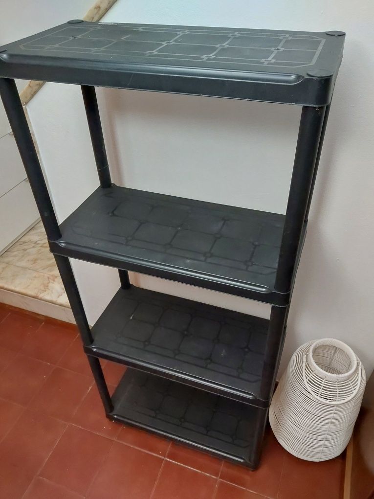 Estante em PVC com 4 prateleiras.