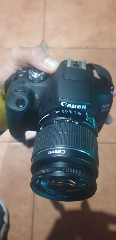 Canon EOS 2000D .