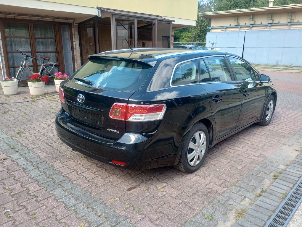Piękna Toyota Avensis kombi mały przebieg od pierwszego właściciela