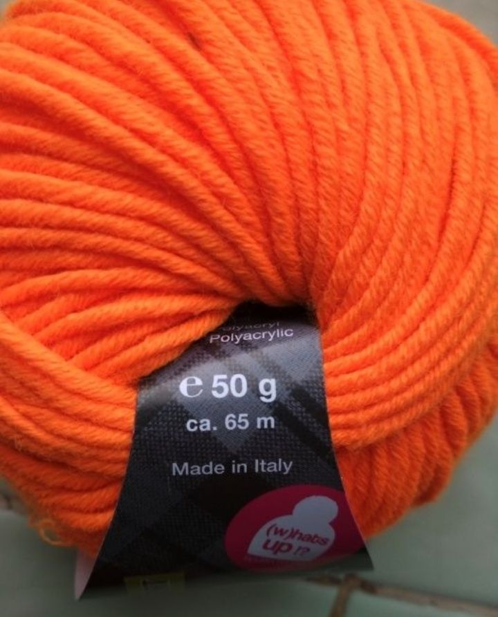 Нитка акриловая для вязания. Цвет ярко - оранжевый.