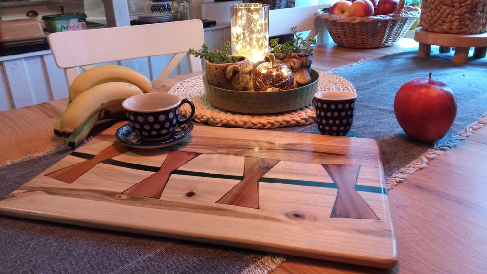 Deska do serwowania potraw z drewna i żywicy