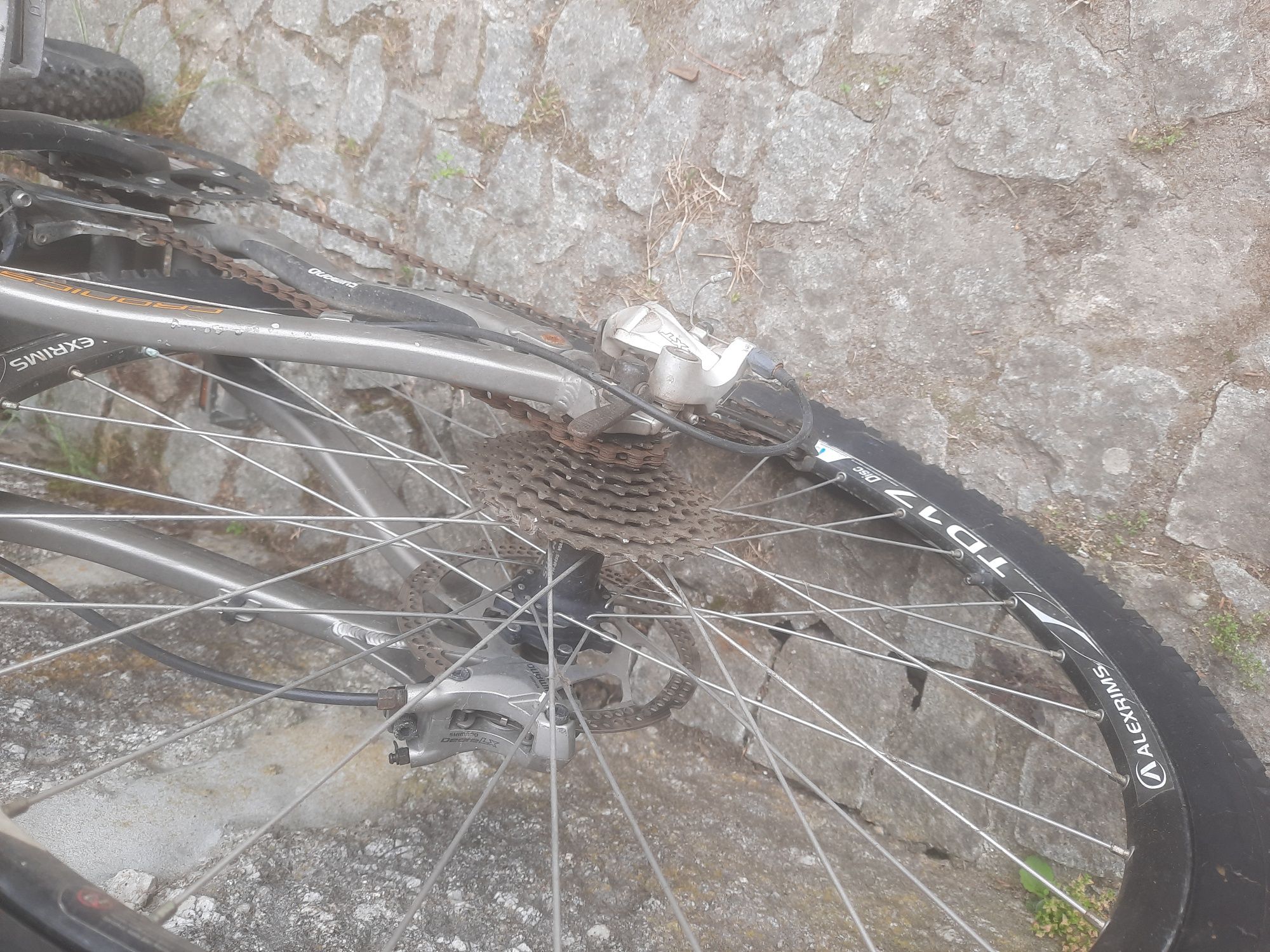 Bicicleta com suspensão total e travões de disco