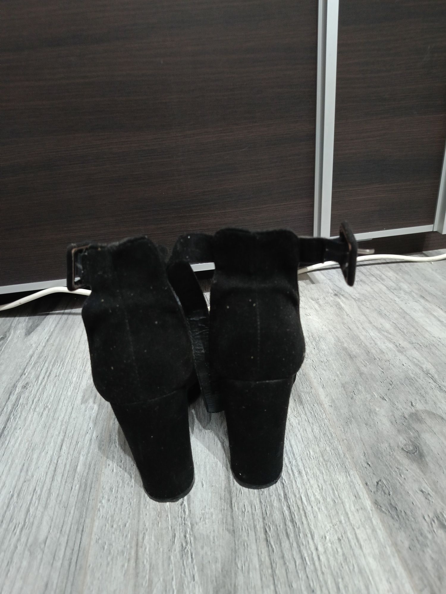 Czarne buty na słupku