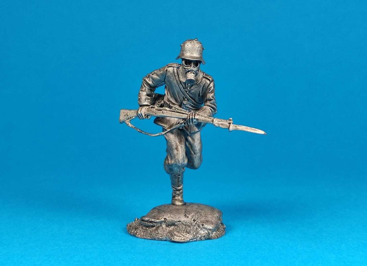 «Немецкий пехотинец идет на штурм, 1915 год» оловянная миниатюра