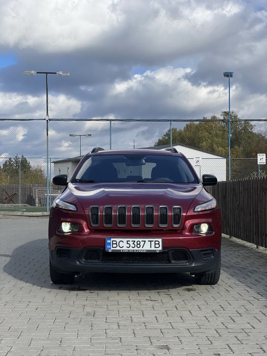 Продаєть Jeep Cherokee