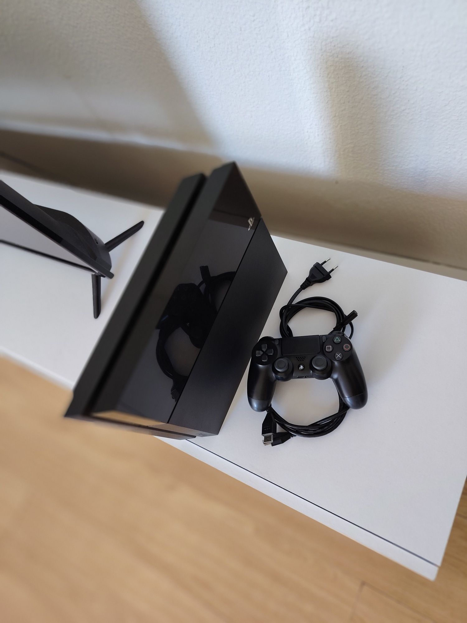 Ps4 com um comando, cabos e jogos baixados