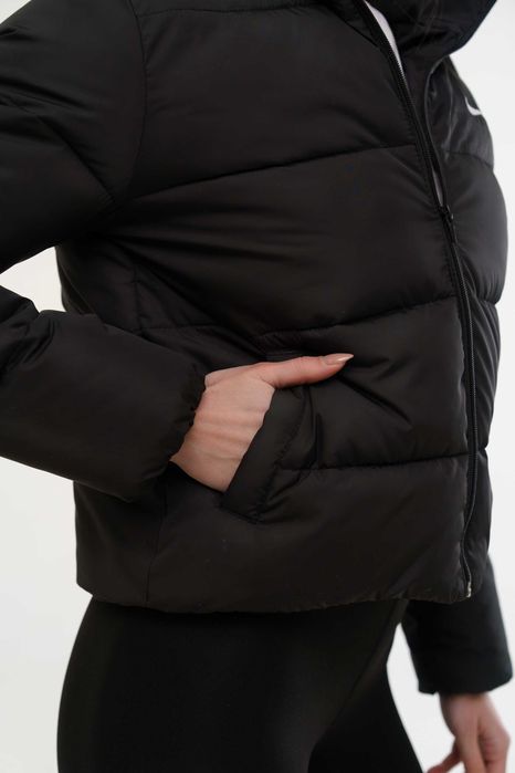Куртка жіноча осіння коротка Nike чорна