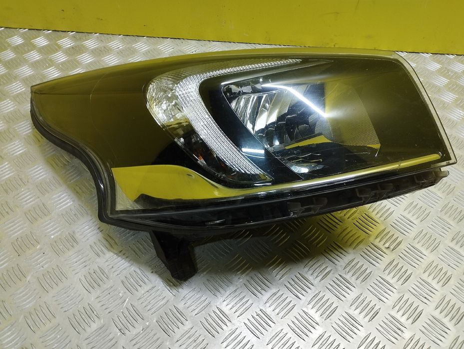 Фара Рено Трафік 3 Опель Віваро фари права Trafic 3 Opel Vivaro