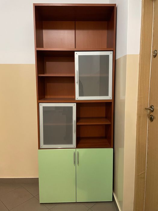 Regał Vox ze szklanymi przesuwnymi drzwiczkami