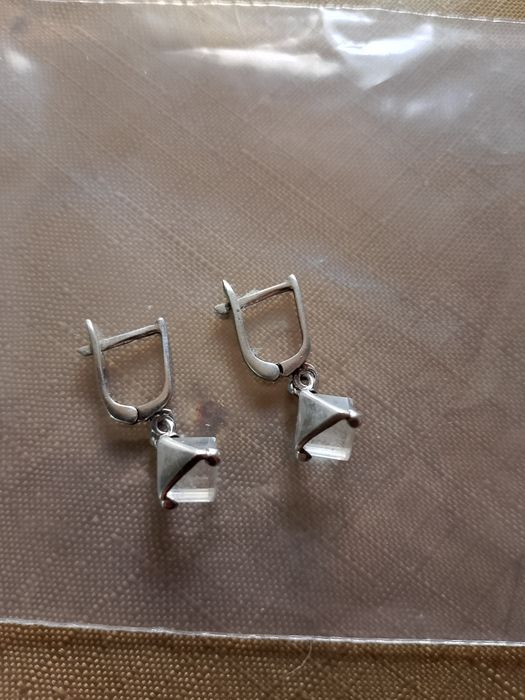 Продам серьги серебро с камнем сваровского