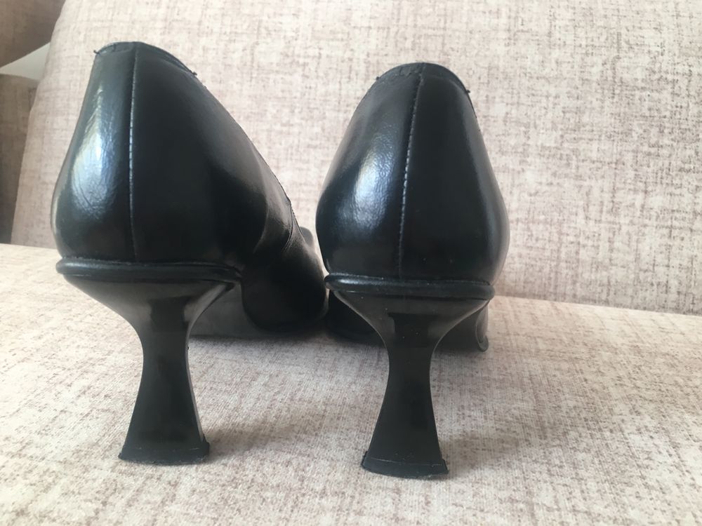 Buty damskie skórzane czarne na obcasie