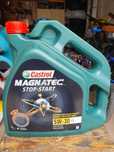 Sprzedam olej synteetyczny castrol edge 5w-30.  6l.