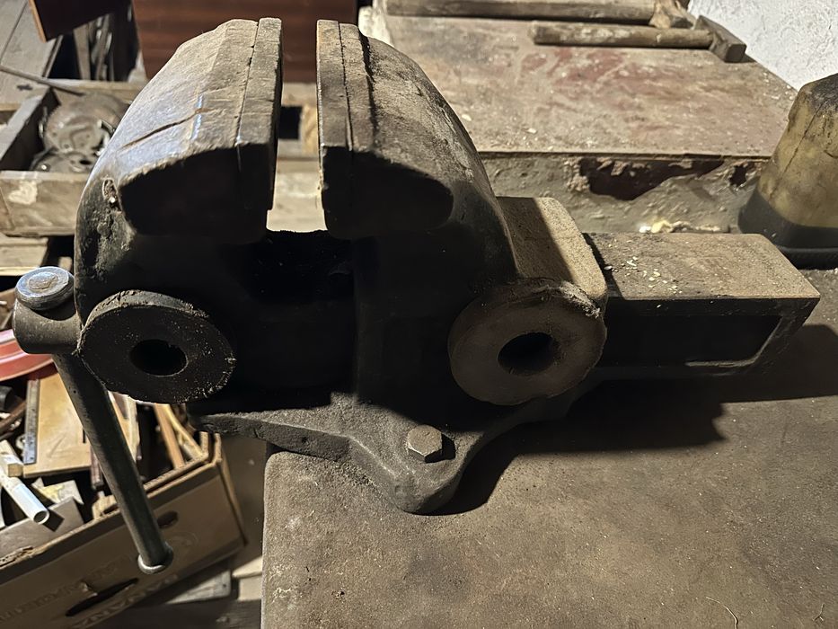 Тиски масивные, чугунные