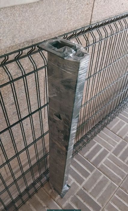 Painel metálico com poste