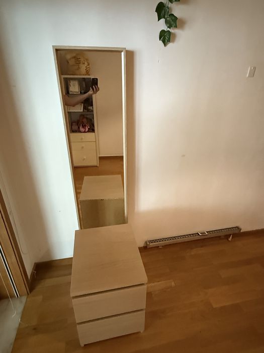 Espelho de parede e mesinha de cabeceira Ikea