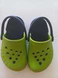 Crocs 6/10 verde e azuis