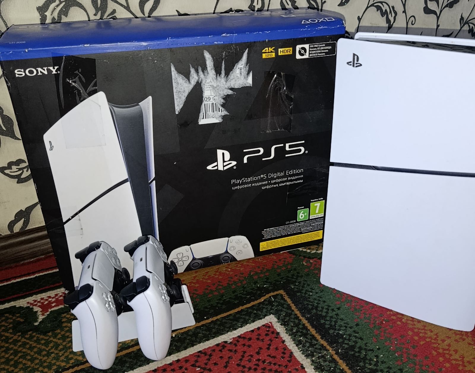 Playstation 5 slim в комплекте отдам 2 джойстика и зарядную станцию.