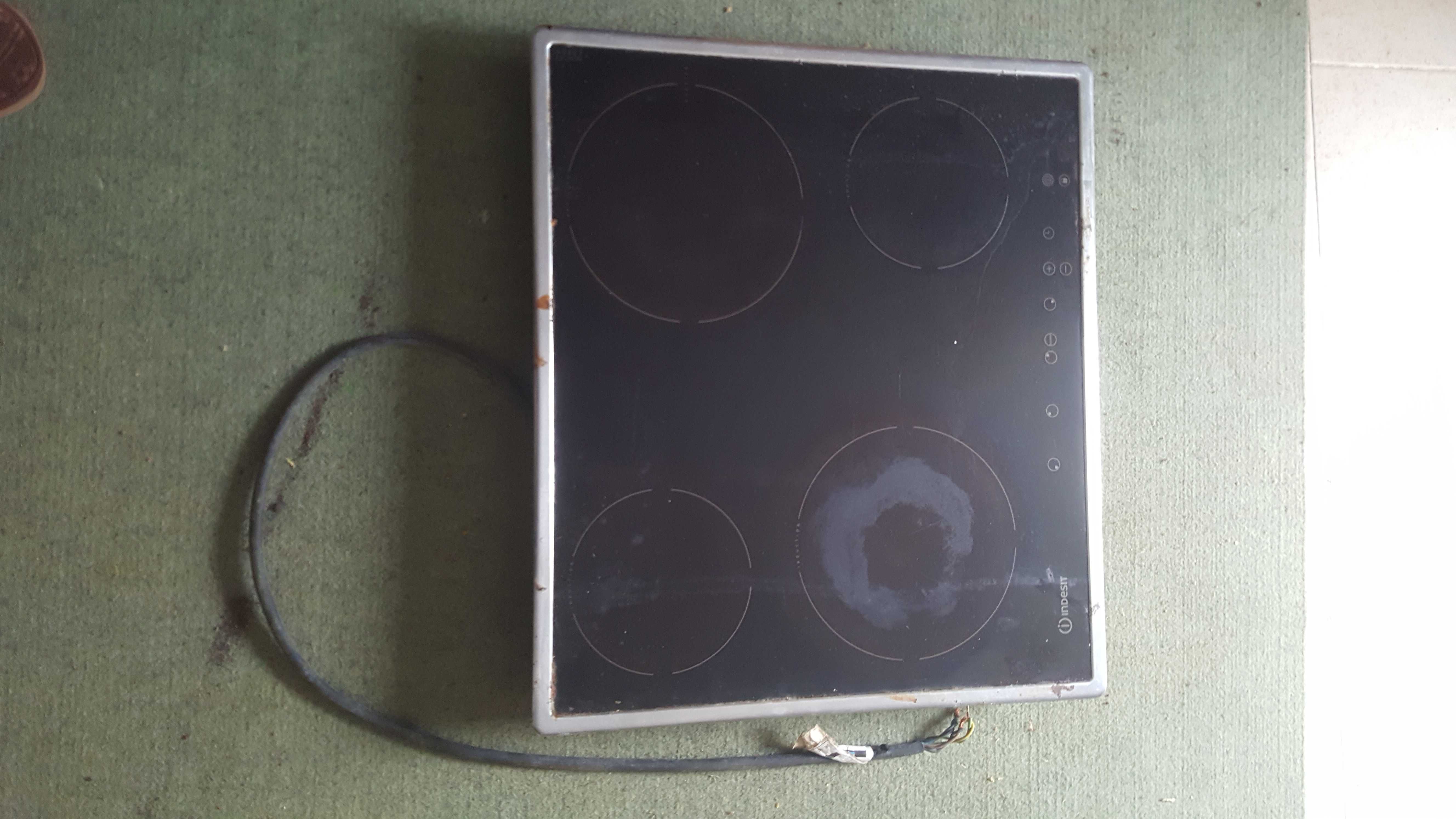 Placa elétrica de cozinha usada Indesit.