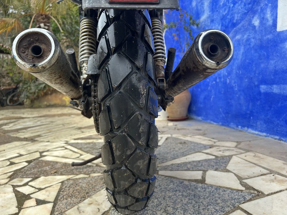 Honda CB400 N ano 1983 em bom estado.