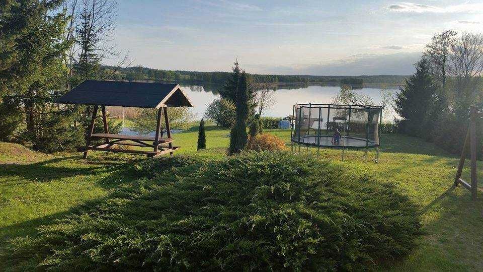 Wypoczynek nad jeziorem. Urlop. Mikołajki.