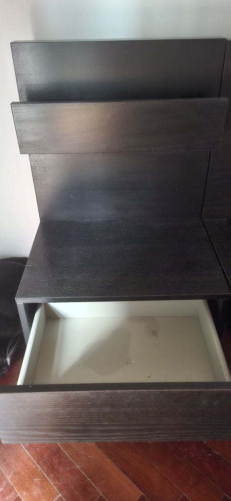 Cama casal Malm Ikea preta, com 2 mesas de cabeceira