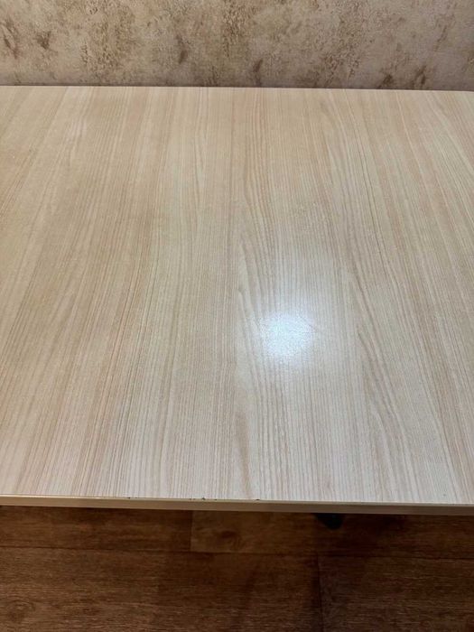 Кухонний гарнітур : стіл  і 3 табурети