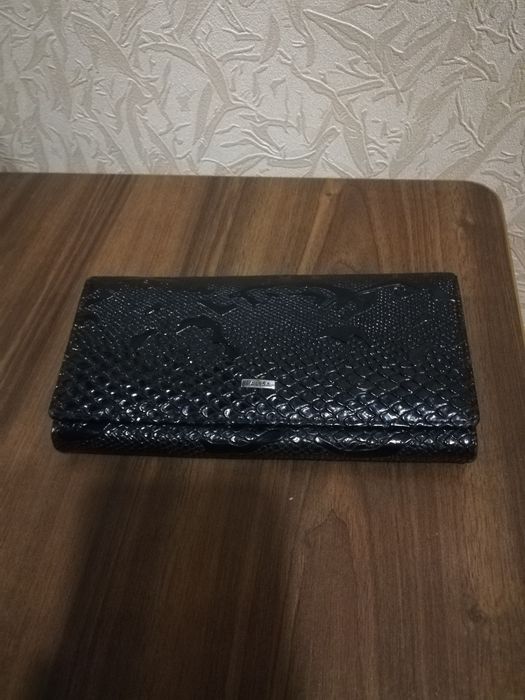 Портмоне - кошелёк из натуральной кожи.