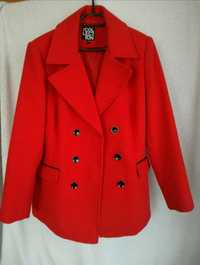 Czerwony ciepły płaszcz