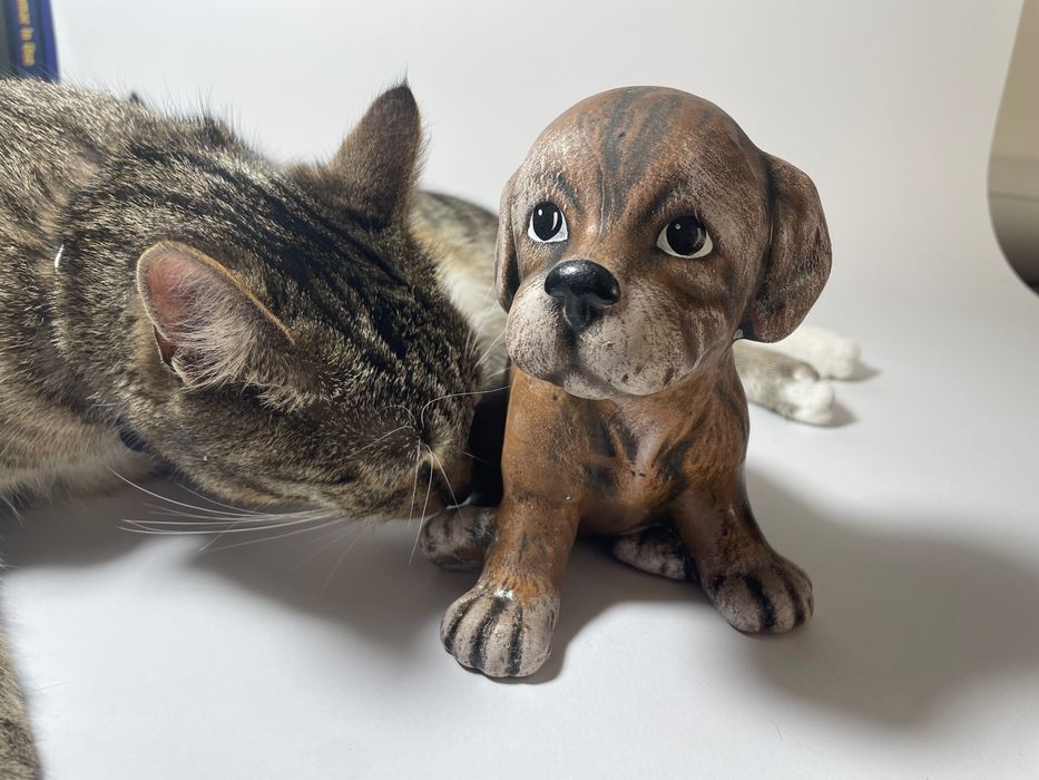 Stary ceramiczny pies. Figurka.