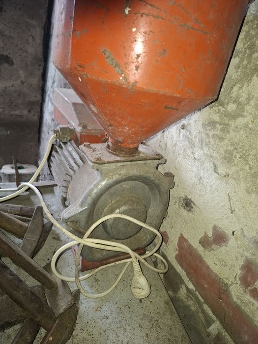 Sprzedam  mały śrutownik dla kur