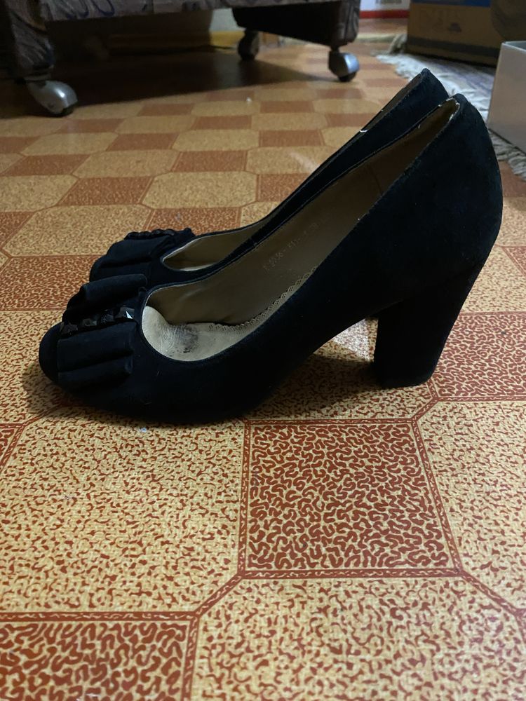 Туфли женские замшевые в отличном состоянии 38 размер