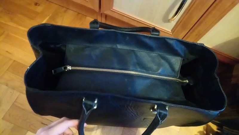 Czarna torebka mieszcząca A4