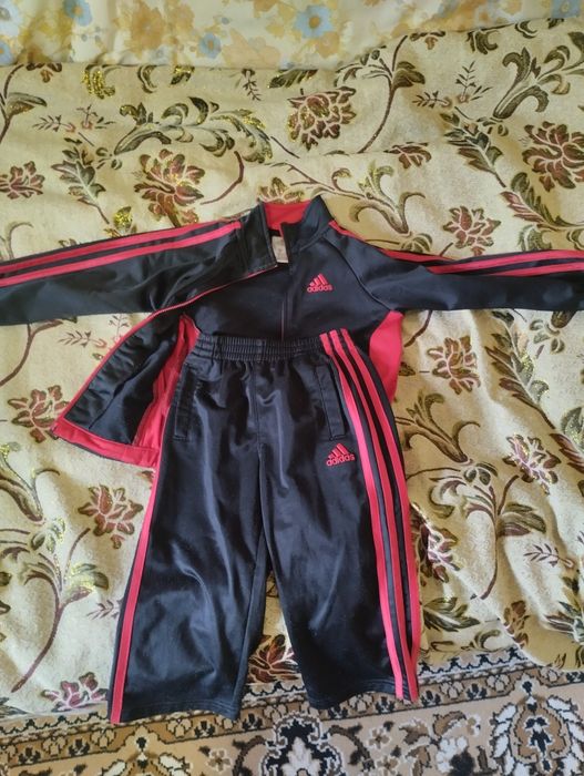 Дитячій спортивний костюм Adidas на 3 роки.