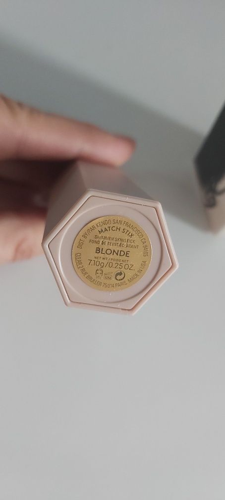 Fenty Beauty rozświetlacz w sztyfcie blonde
