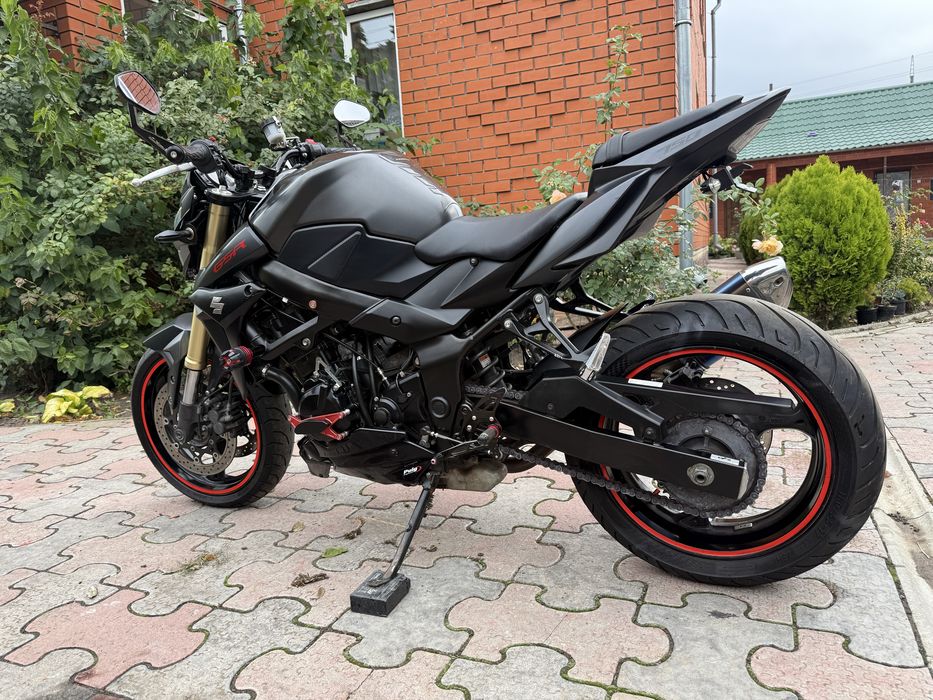 Suzuki GSR750 yoshimura