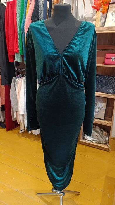 Welurowa sukienka midi marszczona dekolt V 46/48