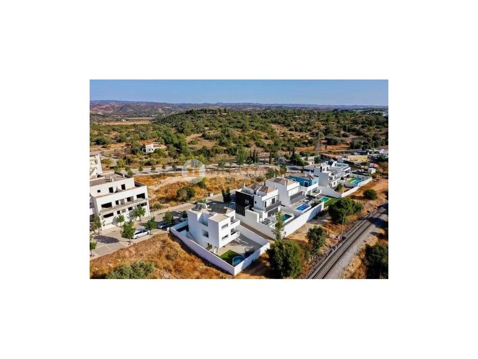 Lote de Terreno com Projeto Aprovado - Moradia Moderna com Piscina,...