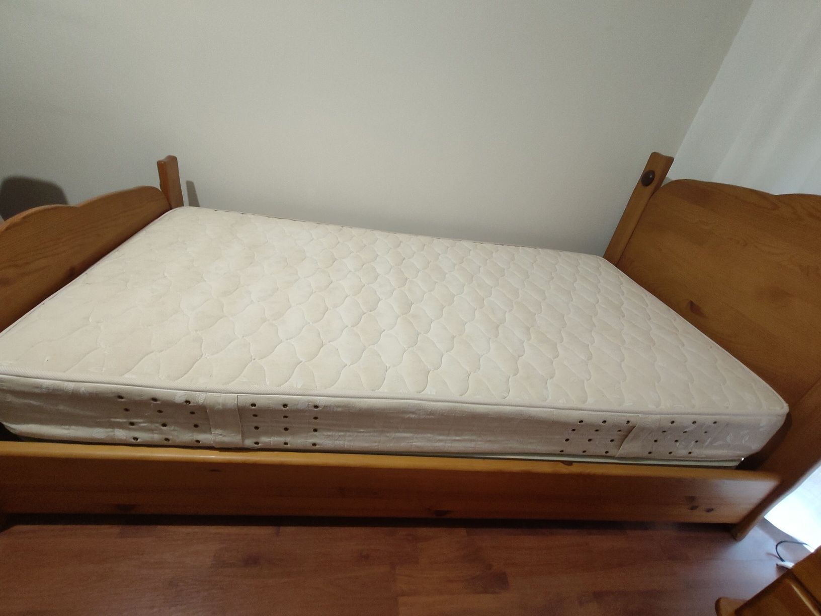 Mobília de quarto em madeira maciça