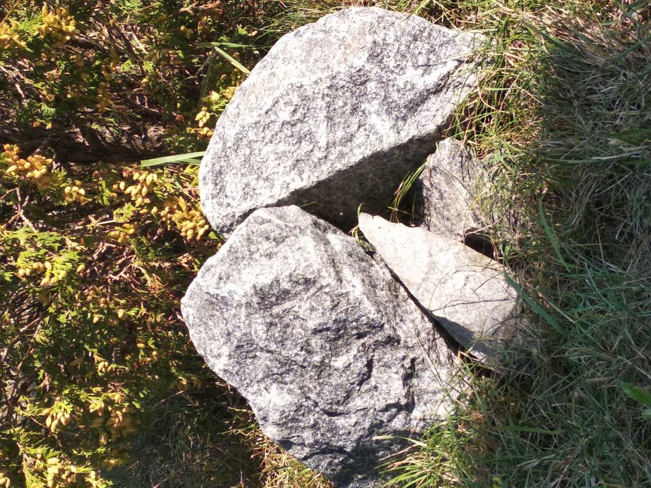 Бутовый камень гранитный,крепкий с доставкой по Харькову