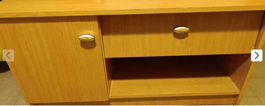 Szafka na buty, lub dół garderoby.