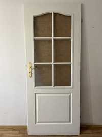 Białe drzwi wewnętrzne, złote klamki