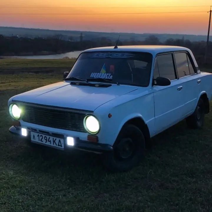 Автомобіль ваз 21013