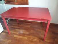 Mesa em madeira pintada de cor vermelha