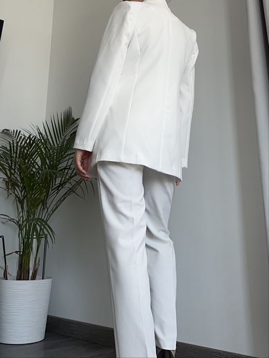 Biały elegancki garnutur M 38