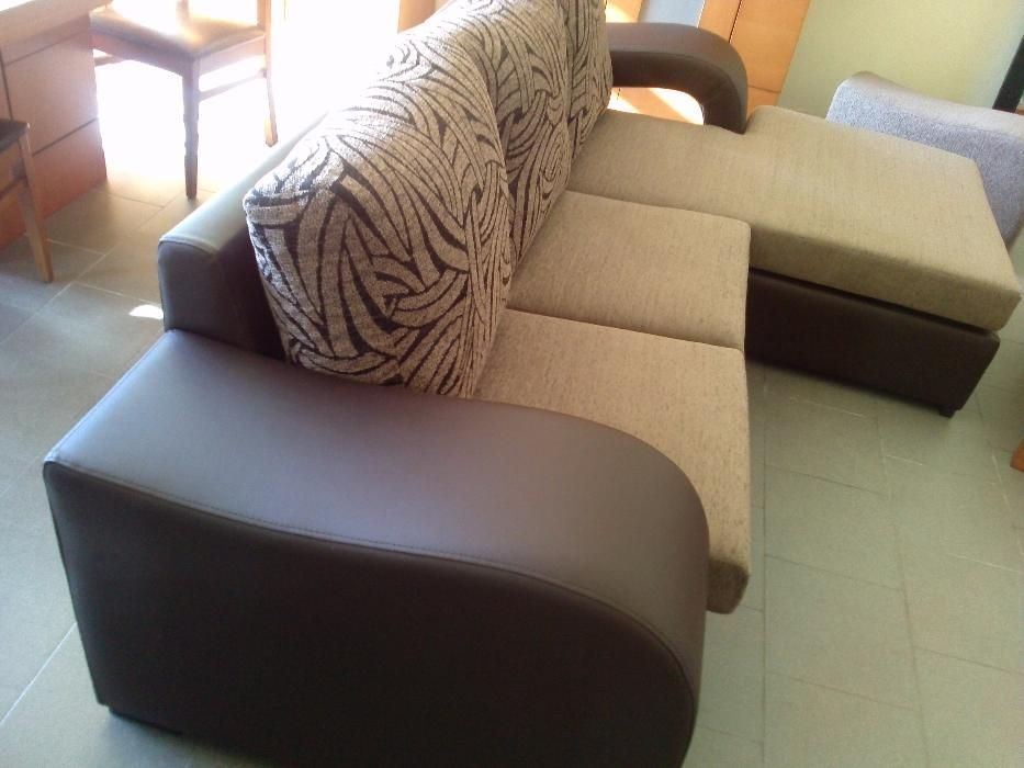 Sofá c/ Chaiselong reversível + Puff (Art. Novo)