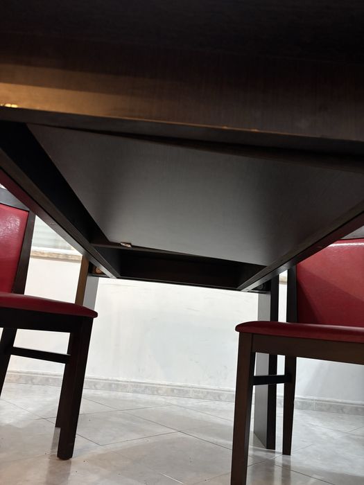 Mesa de refeiçao com cadeiras